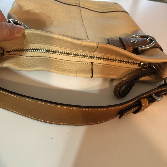 COACH Elegant Tan and Brown Trim Leather Shoulder-bag MO5S-3771 - Picture 6 of 15